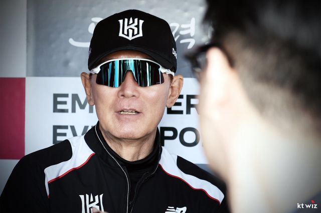 이강철 KT 감독이 31일 대전한화생명볼파크서 열린 한화전을 앞두고 지난해 한화로 이적한 제자 강백호와 해후했다. 사진제공｜KT 위즈