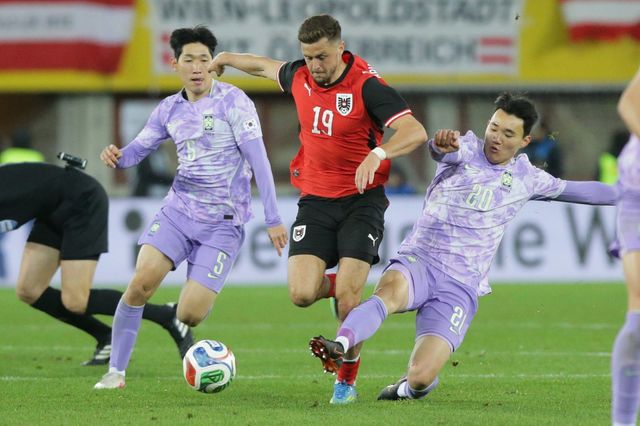 축구국가대표팀 양현준(오른쪽)이 1일(한국시간) 에른스트 하펠 슈타디온서 열린 오스트리아와 평가전 도중 크리스토프 바움가르트너(가운데)에게 태클하고 있다. 빈｜AP뉴시스