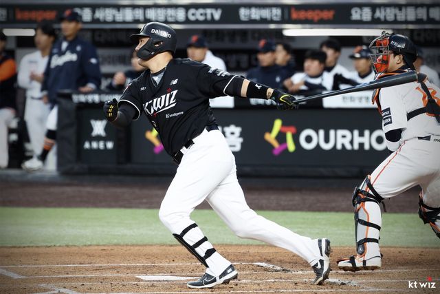KT 장성우가 31일 대전한화생명볼파크서 열린 한화전서 안타를 치고 있다. 사진제공｜KT 위즈