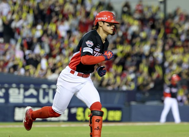 KIA 김도영이 31일 잠실구장에서 열린 ‘2026 신한 SOL 뱅크 KBO리그’ LG전 6회초 주자 없는 상황에서 2루타를 때린 뒤 1루로 향하고 있다. 잠실｜뉴시스