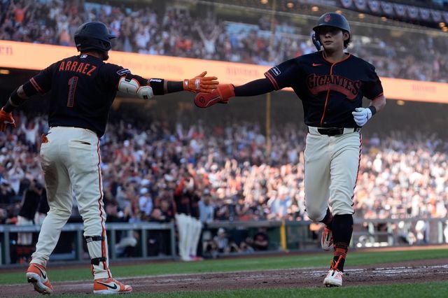 샌프란시스코 이정후(오른쪽)가 31일(한국시간) 펫코파크서 열린 샌디에이고전서 3타수 무안타 1볼넷 1득점을 기록했다. AP뉴시스