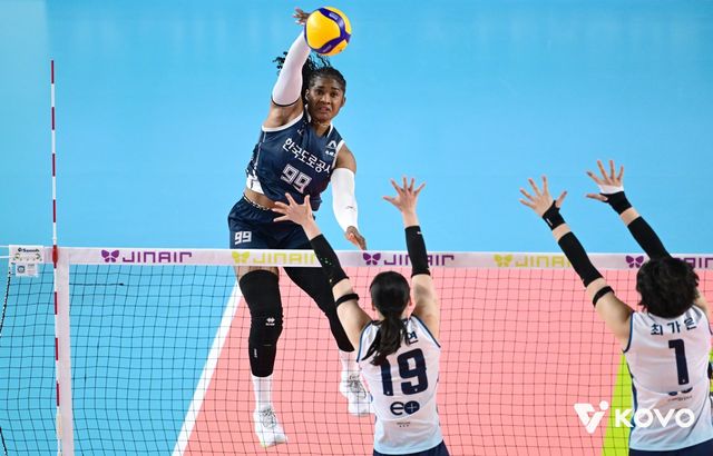 한국도로공사와&nbsp;GS칼텍스는&nbsp;1일 김천체육관서&nbsp;챔프전 1차전을 갖는다. 이번 챔프전 키워드는&nbsp;도로공사의&nbsp;모마(뒤)-강소휘-타나차 삼각편대와&nbsp;GS칼텍스&nbsp;실바의 화력전이다. 사진제공│KOVO