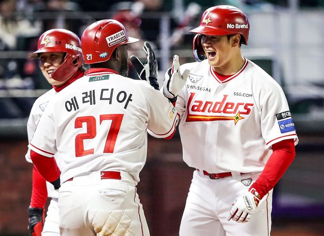 SSG 김재환(오른쪽 첫 번째)이&nbsp;3월 31일 인천SSG랜더스필드서 열린 ‘2026 신한 SOL KBO리그’ 키움과 홈경기서 4번 지명타자로 선발출전해 7회말&nbsp;올해 첫 홈런을 친 뒤 기예르모 에레디아와 하이파이브를 하고&nbsp;있다. 사진제공&nbsp;｜SSG 랜더스