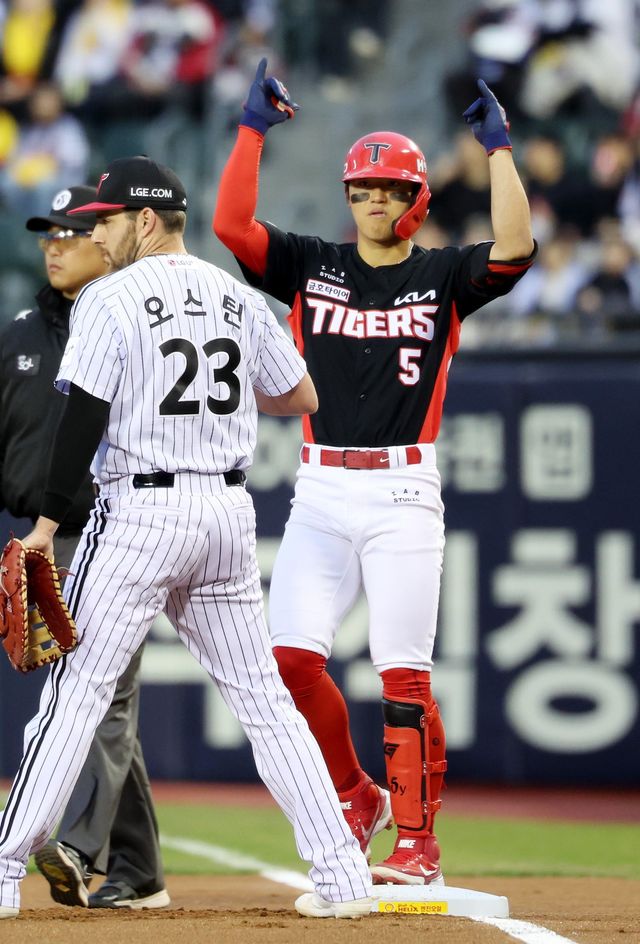 KIA 김도영이 31일 잠실구장에서 열린 ‘2026 신한 SOL 뱅크 KBO리그’ LG전 1회초 1사 2루 찬스서 1타점 적시타를 때린 뒤 세리머니를 하고 있다. 잠실｜뉴시스