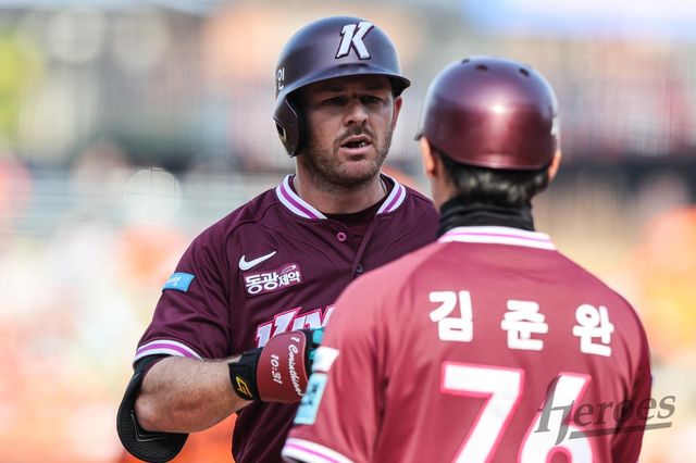 키움 트렌턴 브룩스(왼쪽)는 3월 31일 인천 SSG전서 리드오프로 나선다. 키움은 그의 콘택트와 출루 능력에 많은 기대를 하고 있다. 사진제공｜키움 히어로즈