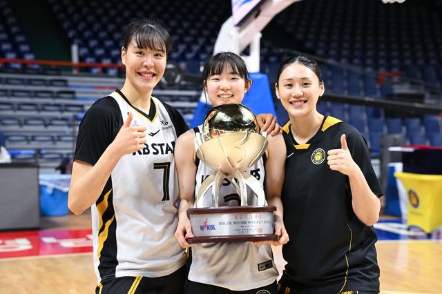 KB스타즈 박지수, 허예은, 강이슬(왼쪽부터)은 올 시즌 정규리그 우승의 기운을 이어 통합 우승까지 이뤄내려고 한다. 사진제공｜WKBL