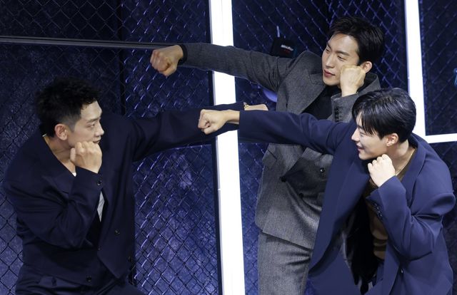 [서울=뉴시스] 김혜진 기자 = 배우 정지훈(왼쪽부터), 우도환, 이상이가 31일 오전 서울 중구 앰배서더 서울 풀만에서 열린 넷플릭스 시리즈 ‘사냥개들’ 시즌2 제작발표회에서 포즈를 취하고 있다. 2026.03.31. jini@newsis.com