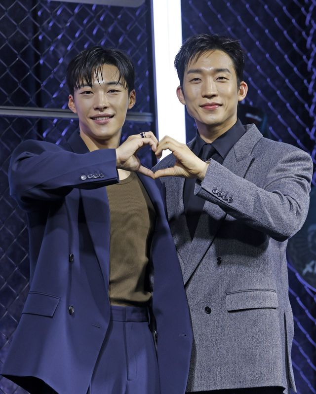 [서울=뉴시스] 김혜진 기자 = 배우 우도환(왼쪽), 이상이가 31일 오전 서울 중구 앰배서더 서울 풀만에서 열린 넷플릭스 시리즈 ‘사냥개들’ 시즌2 제작발표회에서 포즈를 취하고 있다. 2026.03.31. jini@newsis.com