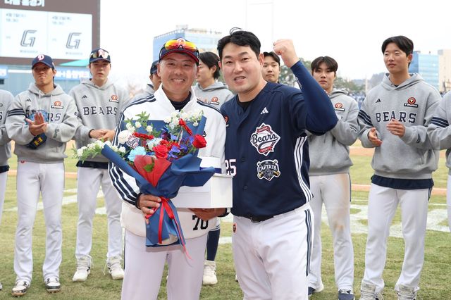 양의지(오른쪽)가 29일 창원 NC전 9-6 승리 후 김원형 감독의 부임 첫 승을 축하하고 있다. 사진제공ㅣ두산 베어스