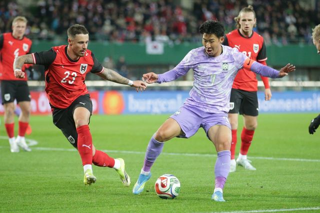 축구국가대표팀 주장 손흥민(오른쪽)이 1일(한국시간) 에른스트 하펠 슈타디온서 열린 오스트리아와 평가전 도중 공을 다루고 있다. 빈｜AP뉴시스