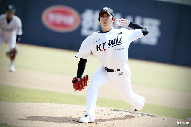 KT 오원석이 12일 수원KT위즈파크서 열린 LG와 시범경기서 역투하고 있다. 사진제공｜KT 위즈