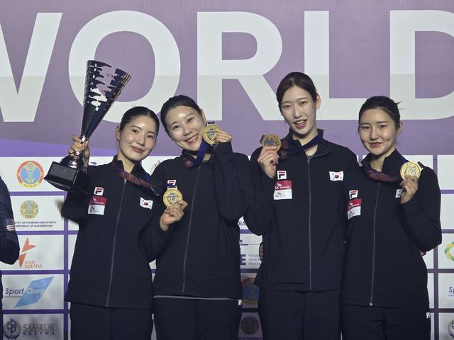 펜싱 여자 에페 대표팀 송세라, 박소형, 임태희, 이혜인(왼쪽부터)이 30일(한국시간) 아스타나에서 끝난 월드컵서 우승을 차지한 뒤 메달과 트로피를 들고 기뻐하고 있다. 사진제공｜대한펜싱협회