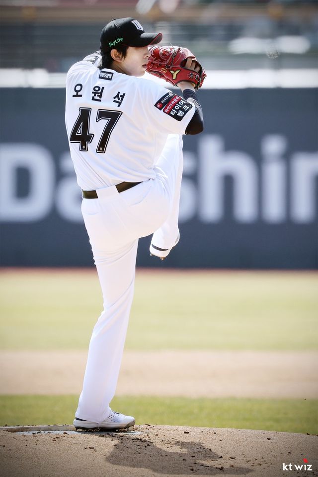 KT 오원석이 건강한 증량의 효과를 볼지 관심이 쏠린다. 오원석이 12일 수원KT위즈파크서 열린 LG와 시범경기서 투구 준비 동작을 취하고 있다. 사진제공｜KT 위즈