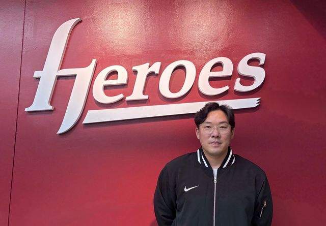 화려한 전성기를 보냈던 서건창, 안치홍(사진)이 키움에서 뭉쳤다. 이들은 익숙하지 않은 3루 수비 훈련까지 소화하며 새 시즌을 준비하고 있다. 뉴시스