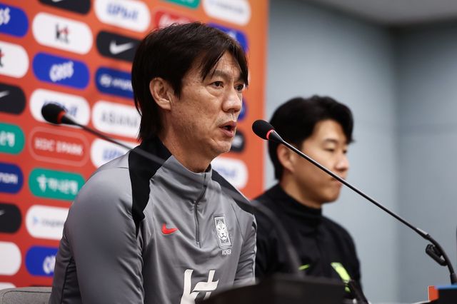 축구국가대표팀 홍명보 감독(왼쪽)이 지난해 11월 가나전을 앞두고 취재진의 질문에 답하고 있다. 사진제공｜대한축구협회