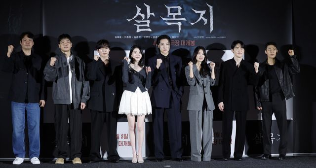 [서울=뉴시스] 김혜진 기자 = 이상민 감독(왼쪽부터), 배우 김영성, 윤재찬, 장다아, 이종원, 김혜윤, 김준한, 오동민이 4일 서울 용산구 CGV용산아이파크몰점에서 열린 영화 ‘살목지’ 제작보고회에서 포즈를 취하고 있다. 2026.03.04. jini@newsis.com