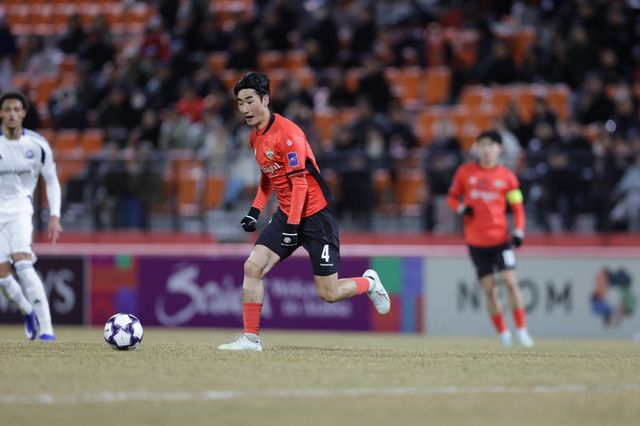강원 서민우가 3일 마치다 젤비아와 ACLE 16강 1차전 홈경기 도중 드리블하고 있다. 사진제공｜한국프로축구연맹