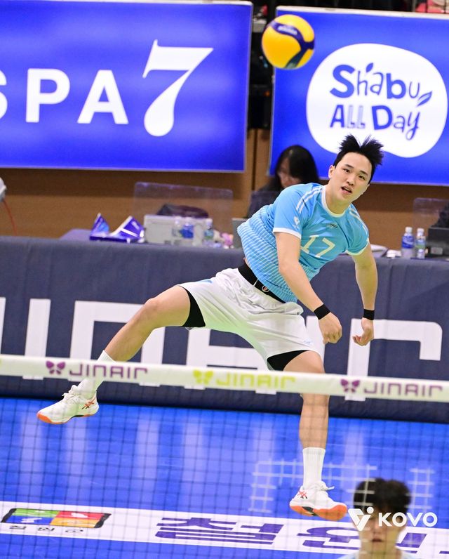 대한항공 임동혁(뒤)은 허리부상을 딛고 다시 일어섰다. 팀의 2시즌만의 정규리그-챔피언 결정전 통합우승을 이끌겠다는 의지다. 사진제공│KOVO