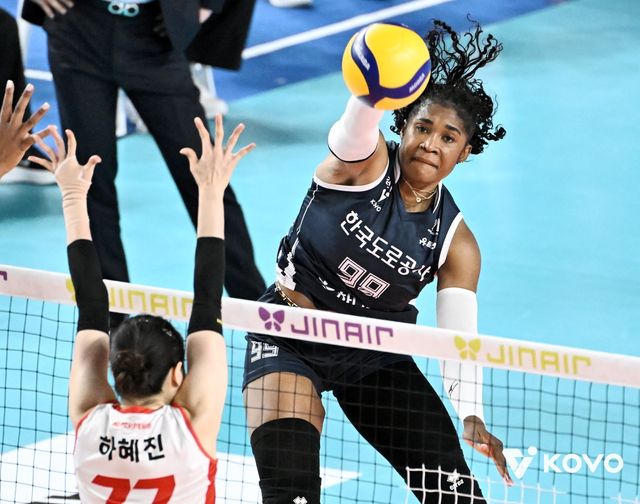 한국도로공사 모마(뒤)가 4일 김천체육관서 열린 페퍼저축은행과 홈경기서 블로커를 뚫고 연타 공격을 하고 있다. 사진제공│KOVO