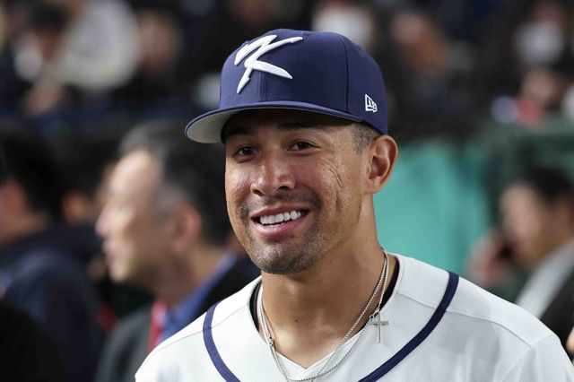 월드베이스볼클래식(WBC) 야구 대표팀 저마이 존스가 4일 일본 도쿄돔서 열린 한국 대표팀 공식 훈련 도중 취재진과 인터뷰를 진행하며 미소를 지어보이고 있다. 도쿄｜뉴시스