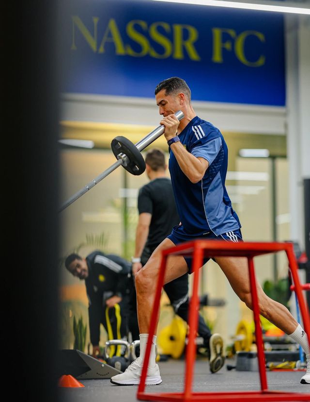 호날두는 스페인이 아닌 사우디아라비아에 남아있다. 알나스르는 호날두의 햄스트링 부상 소식과 함께 재활 프로그램을 소화하는 사진을 공개했다. 사진출처｜알나스르 페이스북