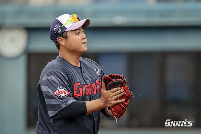 롯데 한동희가 지난달 22일 일본 미야자키 난고스타디움서 열린 세이부와 연습경기 도중 1루 수비를 소화하고 있다. 사진제공｜롯데 자이언츠