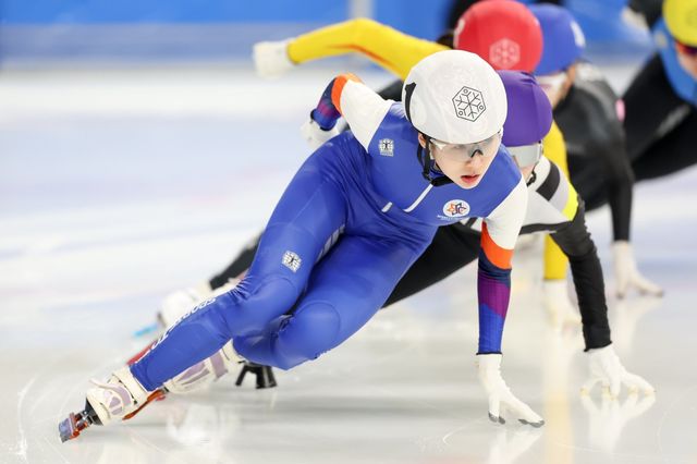 한국스포츠레저㈜에서 운영하는 스포츠토토빙상단의 유니폼을 입고 국내 대회에 출전한 이소연.
