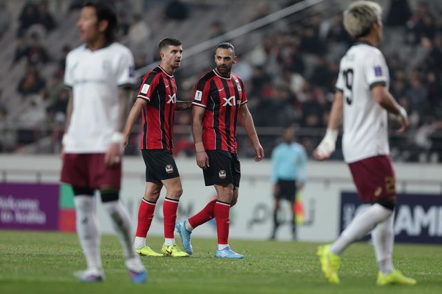 서울 야잔(오른쪽 2번째)과 바베츠가 4일 서울월드컵경기장서 열린 비셀 고베와 ACLE 16강 1차전 홈경기 도중 대화하고 있다. 사진제공｜한국프로축구연맹