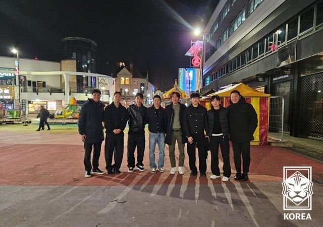 축구국가대표팀 홍명보 감독(왼쪽 다섯 번째)이 지난달 영국에 방문해 챔피언십에서 뛰고 있는 국내 선수들을 점검했다. 사진제공｜대한축구협회