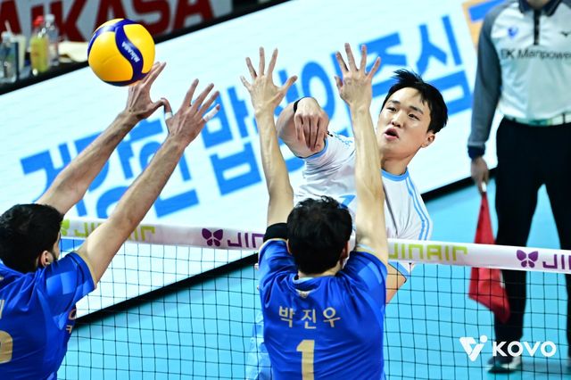 대한항공 임동혁(뒤)은 허리부상을 딛고 다시 일어섰다. 팀의 2시즌만의 정규리그-챔피언 결정전 통합우승을 이끌겠다는 의지다. 사진제공│KOVO