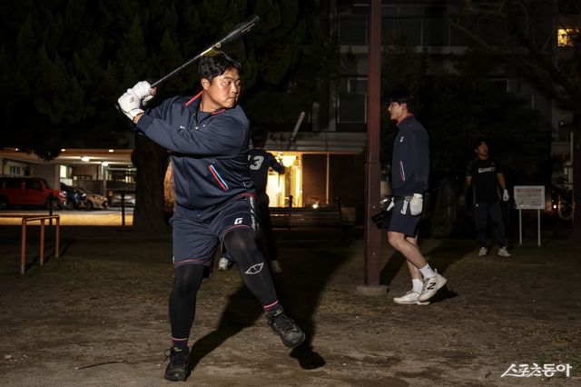 롯데 한동희가 지난달 28일 일본 미야자키 벳푸가이쿠공원서 스윙을 연습하고 있다.&nbsp;사진제공｜롯데 자이언츠