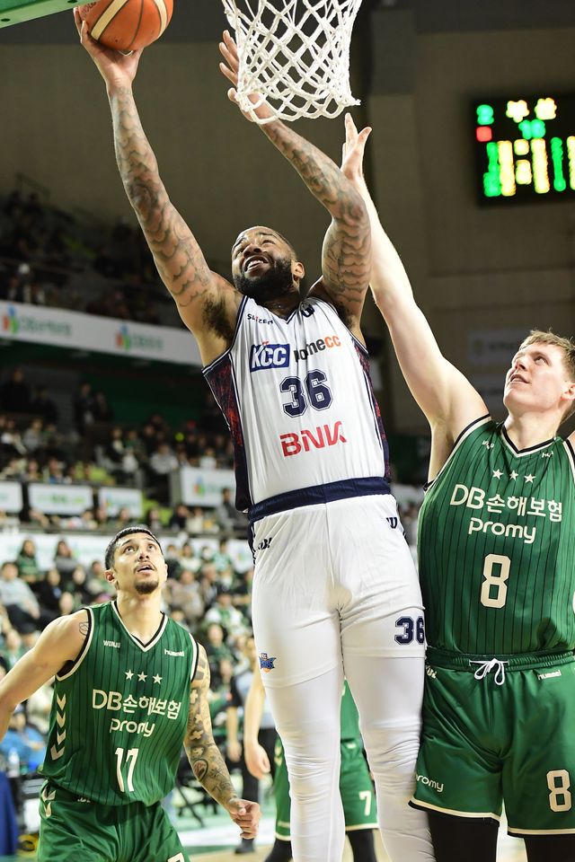 프로농구가 A매치 휴식기를 마치고 5일 재개된다. 치열한 2, 6위 싸움이 예상되는 가운데 원주에서 DB-KCC, 고양에서 소노-정관장이 피할 수 없는 맞대결을 펼친다. DB-KCC의 4라운드 맞대결. 사진제공｜KBL