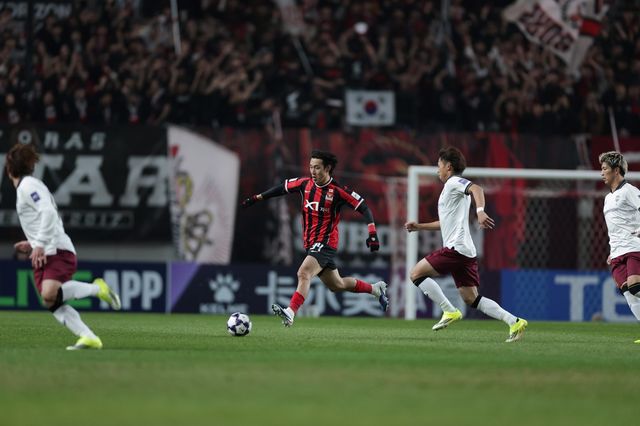 서울 송민규(왼쪽 2번째)가 4일 서울월드컵경기장서 열린 비셀 고베와 ACLE 16강 1차전 홈경기에서 상대 수비를 피해 드리블하고 있다. 사진제공｜한국프로축구연맹