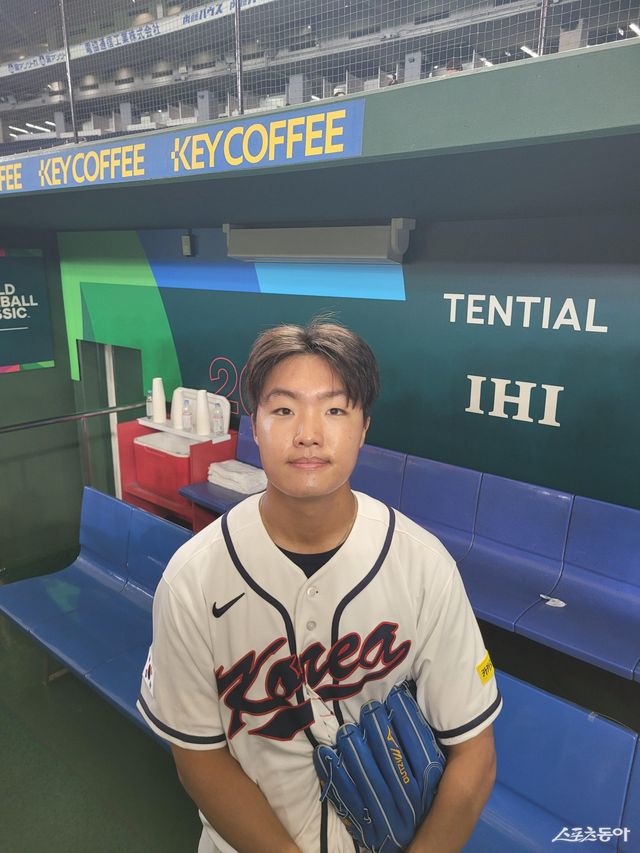 야구 대표팀 정우주가 4일 일본 도쿄돔서 열린 제6회 월드베이스볼클래식(WBC) 한국 대표팀 공식 훈련을 마친 뒤 취재진과 인터뷰를 진행하고 있다. 도쿄｜장은상 기자 award@donga.com