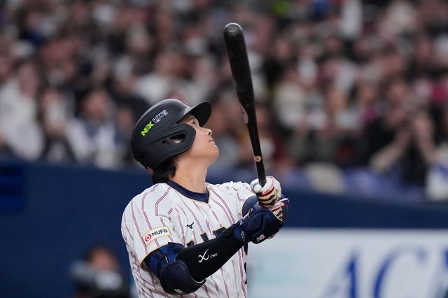 일본 대표팀 오타니 쇼헤이가 2일 오사카 교세라돔서 열린 일본프로야구(NPB) 오릭스 버펄로스전에서 삼진 당한 뒤 아쉬워하고 있다. 오사카｜AP뉴시스