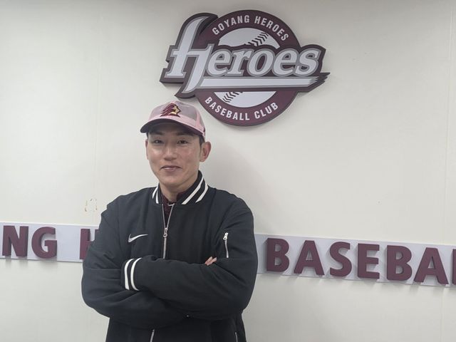 화려한 전성기를 보냈던 서건창(사진), 안치홍이 키움에서 뭉쳤다. 이들은 익숙하지 않은 3루 수비 훈련까지 소화하며 새 시즌을 준비하고 있다.&nbsp;뉴시스