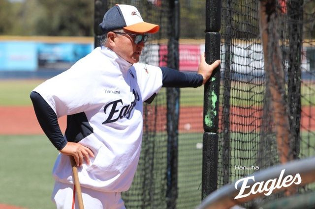 김경문 한화 감독은 WBC 야구 대표팀에 발탁돼 일본 도쿄돔으로 향한 노시환에게 특별한 응원 메시지를 전했다. 노시환은 “감독님께서 ‘다치지 말고 꼭 나라를 빛내고 돌아와라’라고 말씀을 해주셨다. 그 말을 듣고 책임감을 가지고 대표팀에 임하고 있다”고 전했다. 사진제공｜한화 이글스