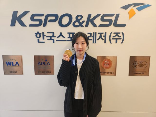 동계올림픽 금메달과 함께 한국스포츠레저㈜ 본사를 방문한 이소연.