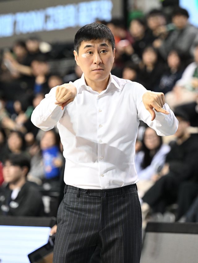 KCC 이상민 감독이 5일 원주DB프로미아레나서 열린 DB전에서 작전을 지시하고 있다. 사진제공｜KBL