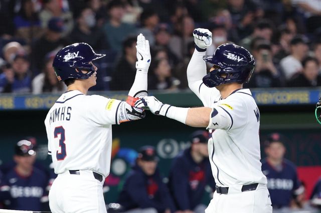 한국 대표팀 셰이 위트컴(오른쪽)이 5일 일본 도쿄돔서 열린 제6회 월드베이스볼클래식(WBC) 본선 1라운드 체코와 대회 첫 경기에서 3회말 솔로 홈런을 친 뒤 김혜성 기쁨을 나누고 있다. 도쿄｜뉴시스