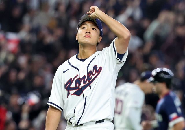 WBC 야구 대표팀 정우주가 5일 일본 도쿄돔에서 열린 대회 본선 1라운드(C조) 체코전에서 5회초 체코 바브라에게 3점홈런을 허용한 뒤 아쉬워하는 모습.&nbsp;도쿄｜뉴시스
