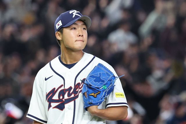 WBC 야구 대표팀 정우주가 5일 일본 도쿄돔에서 열린 대회 본선 1라운드(C조) 체코전에서 5회초 체코 바브라에게 3점홈런을 허용한 뒤 타구가 날아간 방향을 바라보고 있다. 도쿄｜뉴시스
