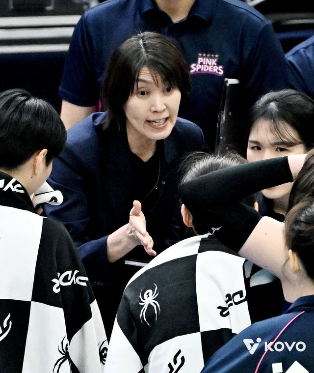 요시하라 흥국생명 감독(사진)은 5일 수원체육관서 열린 현대건설전 3-2 역전승에도 2위 도약 가능성이 사라져 아쉬워했지만 레베카, 박혜진, 박수연의 활약을 위안으로 삼았다. 사진제공│KOVO