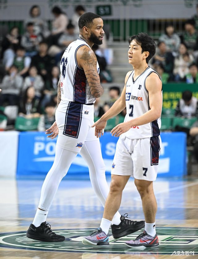 KCC 숀 롱(왼쪽)과 허훈이 5일 원주DB프로미아레나서 열린 DB전에서 하이파이브를 하고 있다. 사진제공｜KBL