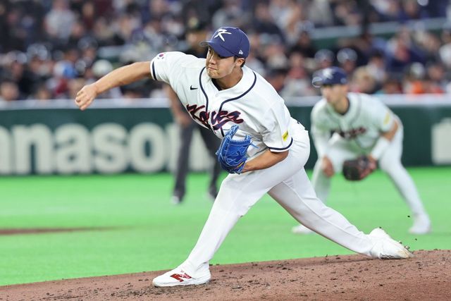 WBC 야구 대표팀 정우주가 5일 일본 도쿄돔에서 열린 대회 본선 1라운드(C조) 체코전에서 5회초에 등판해 힘차게 공을 던지고 있다. 도쿄｜뉴시스