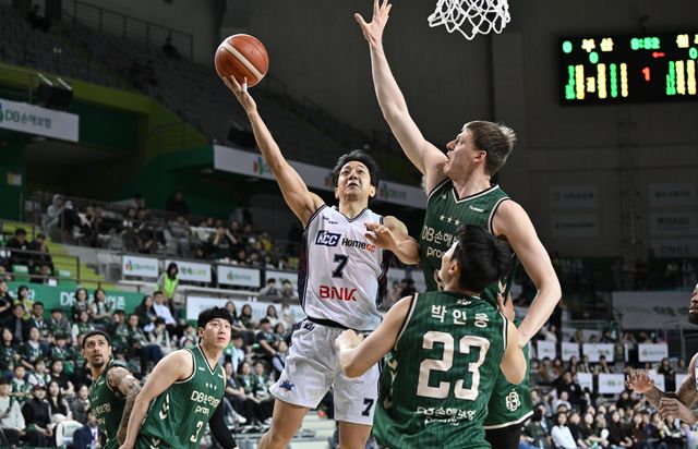 KCC 허훈(왼쪽)이 5일 원주DB프로미아레나서 열린 DB전에서 헨리 엘런슨의 수비를 피해 슛을 시도하고 있다. 사진제공｜KBL