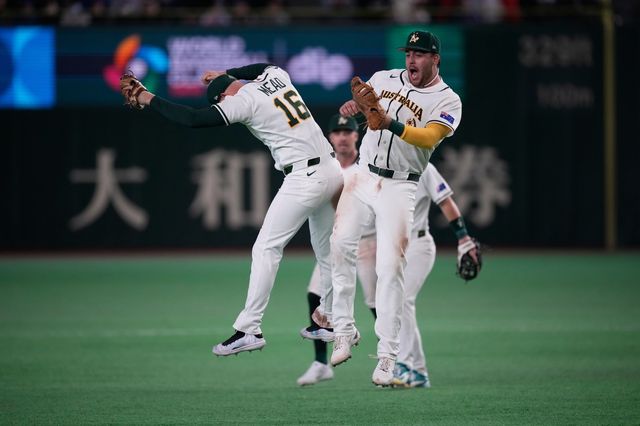 호주 선수단이 5일 일본 도쿄돔서 열린 2026 WBC 조별리그 C조 대만전에서 승리한 뒤 기쁨을 누리고 있다. 도쿄｜AP뉴시스