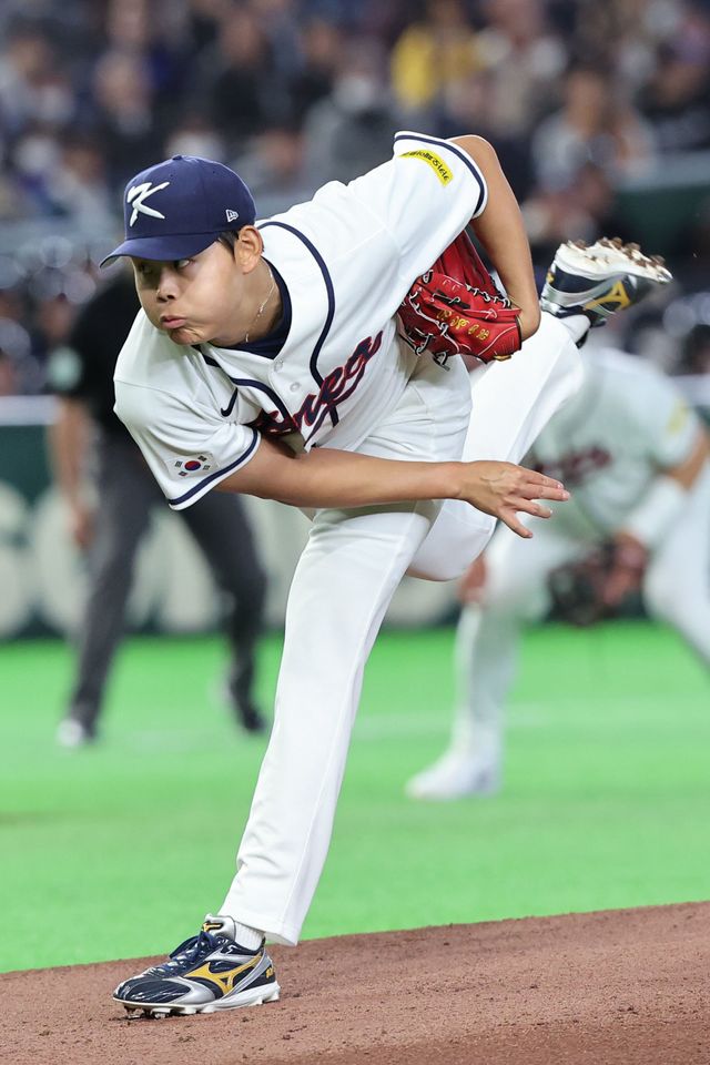 WBC 야구대표팀 소형준이 5일 일본 도쿄돔에서 열린 2026 WBC 본선 1라운드 체코와 경기에 선발등판해 힘차게 공을 던지고 있다. 도쿄｜뉴시스