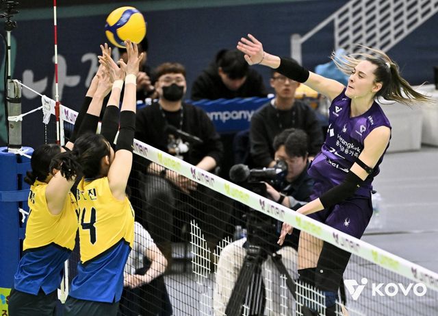 흥국생명 레베카(뒤)가 5일 수원체육관서 벌어진 현대건설과 원정경기서 블로커를 뚫고 스파이크를 날리고 있다. 사진제공│KOVO