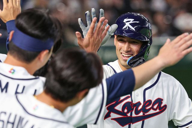 한국 대표팀 셰이 위트컴이 5일 일본 도쿄돔서 열린 제6회 월드베이스볼클래식(WBC) 본선 1라운드 체코와 대회 첫 경기에서 5회말 2점 홈런을 친 뒤 동료와 기쁨을 나누고 있다. 도쿄｜뉴시스